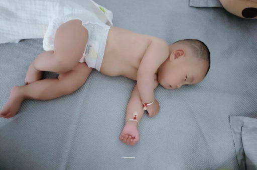 北海三个月宝宝抬头不稳 北海三个月宝宝抬头不稳